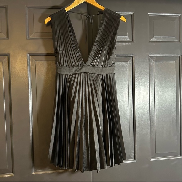 ABERCROMBIE
Plunge Pleated Mini Dress size S/Black(G) - Picture 6 of 12